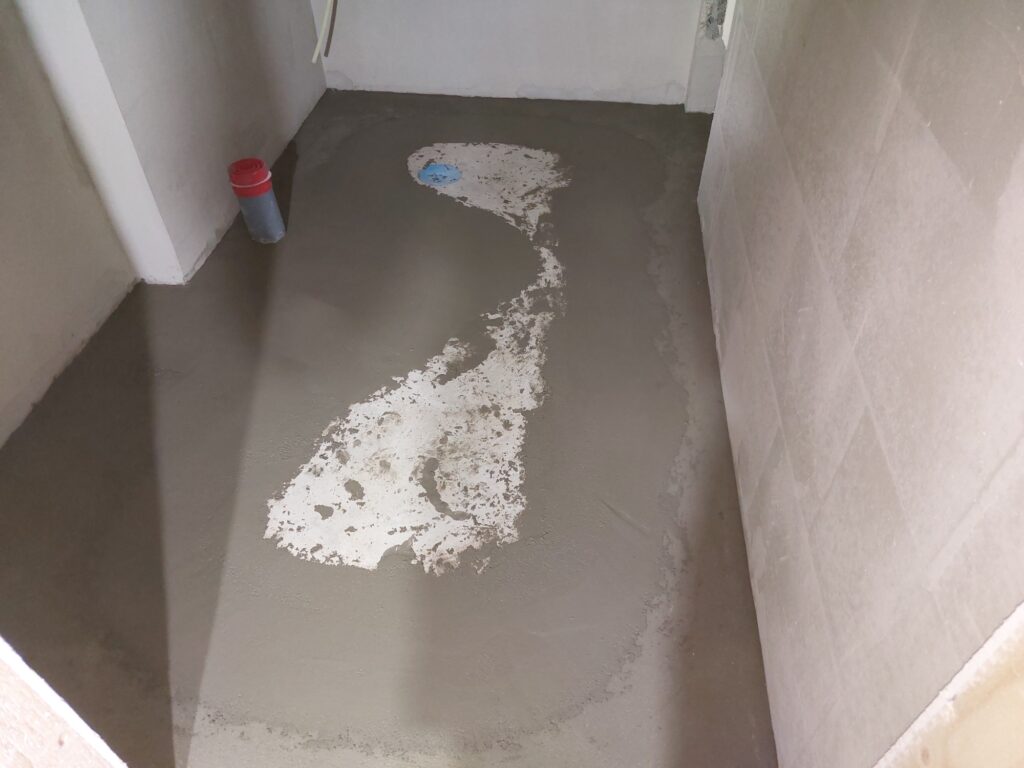 Kaatolattia käytävämäiseen märkätilaan