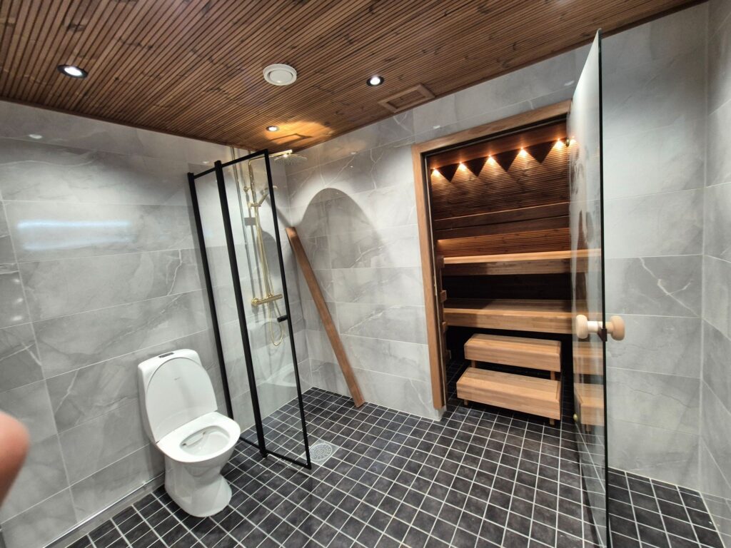 Kylpyhuone, suihku, WC ja sauna