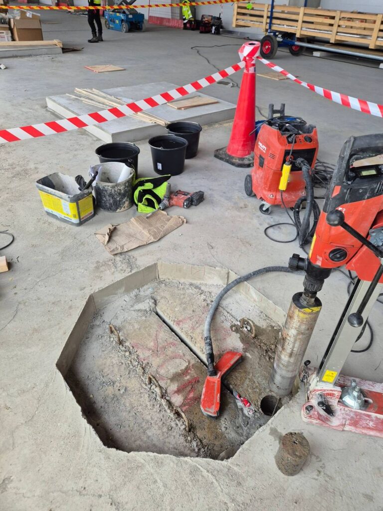 Kulmikas aukko lattiaan